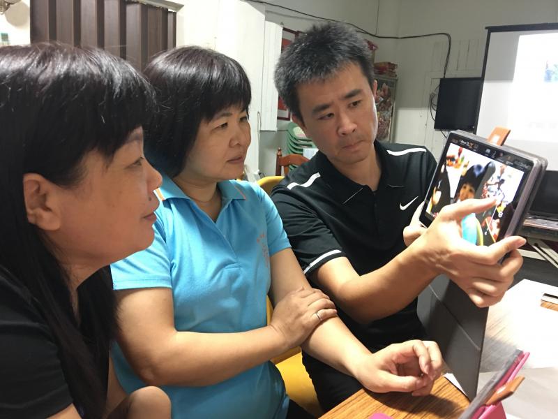 老師展示操作平板的方式讓學員學習