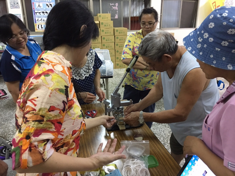 講師指導學員練習中