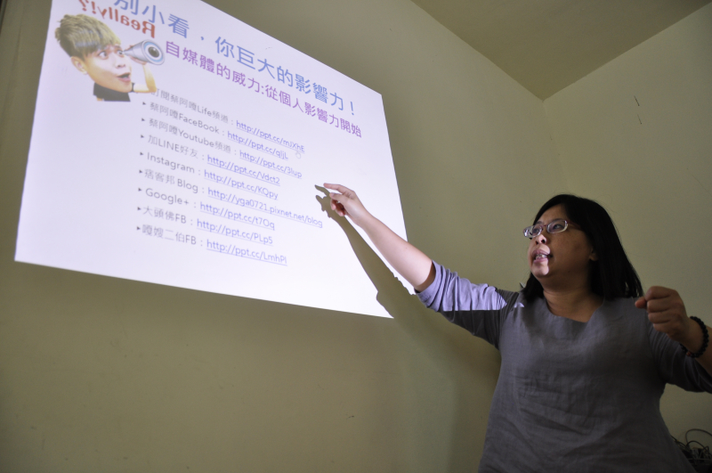 老師於課堂上向學員介紹何謂自媒體。