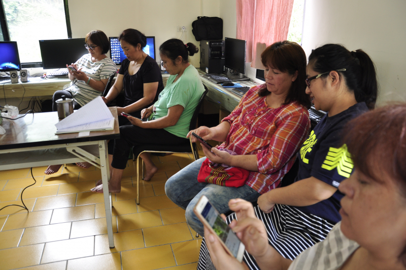 老師指導學員利用手機APP發佈臉書訊息、打卡與建立相簿，結合LINE camera影像編修APP進行影像後製。