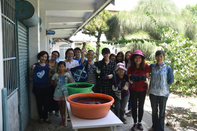 學員們將編織好的作品即將下染缸