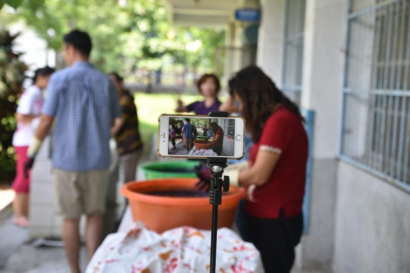 架設縮時攝影拍攝藍染過程製作成影片成果。