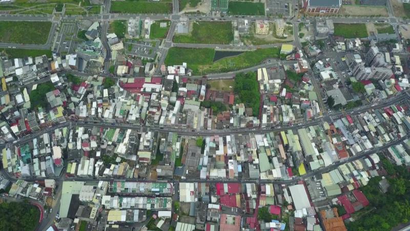 空中鳥瞰新埔的街景，大大的房子全都縮小的像棋子一般。