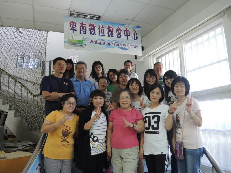 學員開心~課程內容豐富又實用  開心合照下~滿滿收穫回家囉~