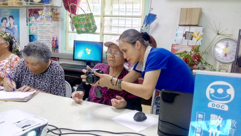 老師講解步驟、引導學員如何使用單眼相機