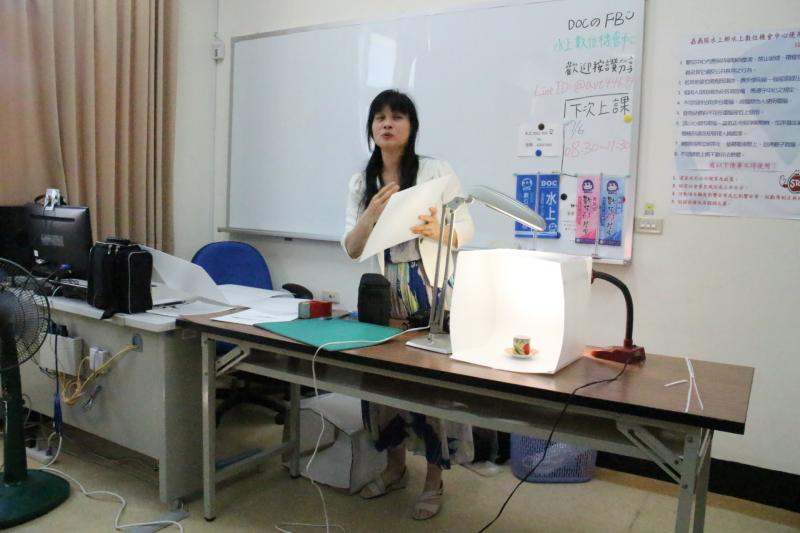 老師教大家利用珍珠板製作小棚景