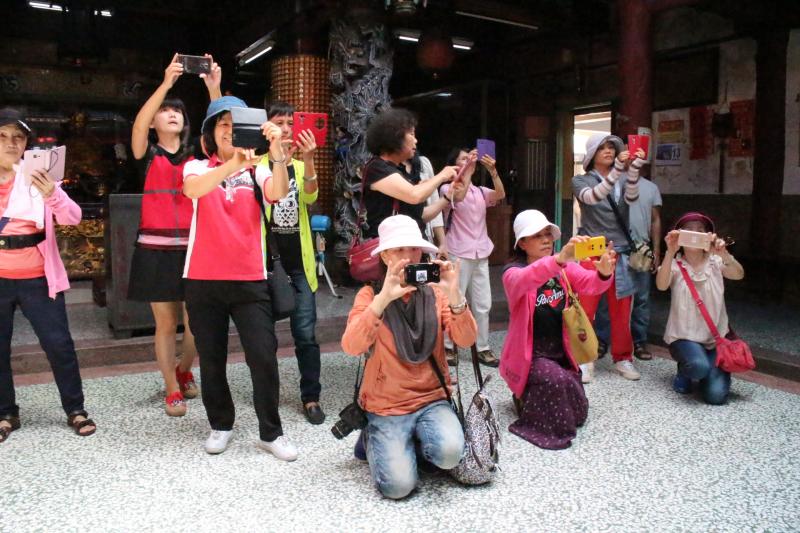 大家都很認真虔誠地拍攝