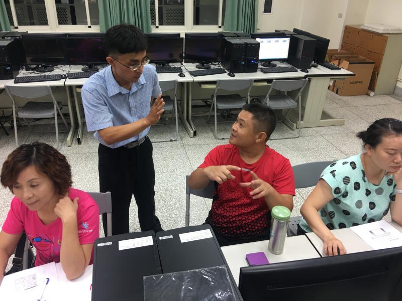 授課老師宋老師指導學員文書軟體編輯。