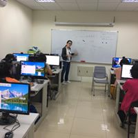 講師講解掃描老照片，儲存照片電子檔