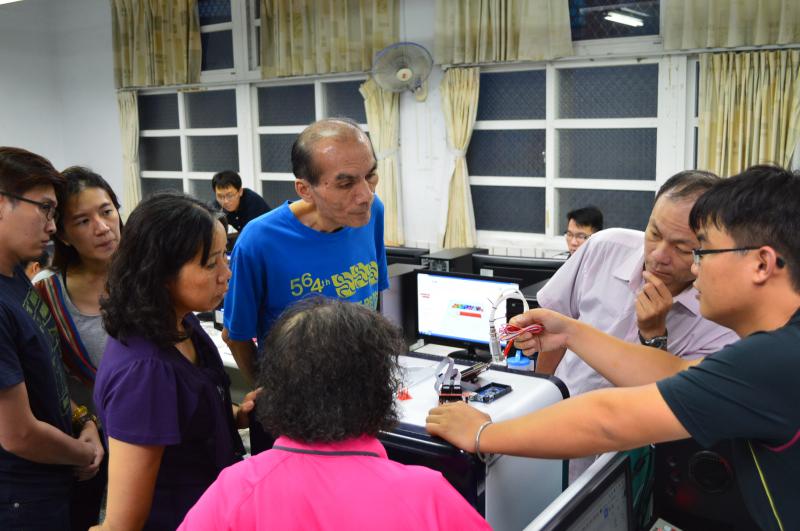 學員聚精會神的瞧著3D列印機小小的零件