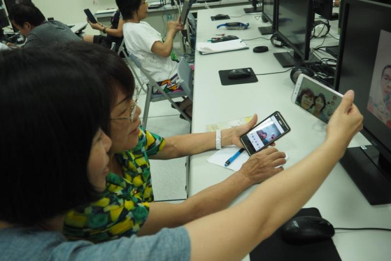 學員 惠貞、沛淳兩人一起拍出可愛的照片，APP軟體真好玩喔。