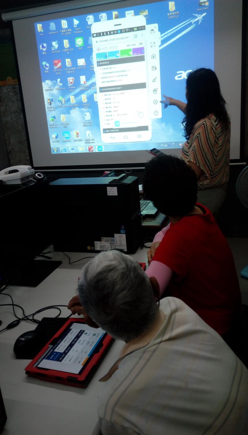 電腦與手機的連結，讓長青學員先了解手機