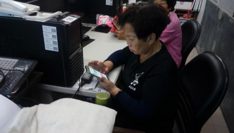 學員全神貫注實際演練，若有問題隨時提問