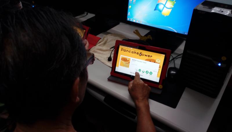 下載鬆餅塔APP，讓長輩學員手眼協調欲罷不能