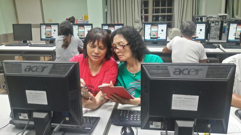 學員互相協助操作