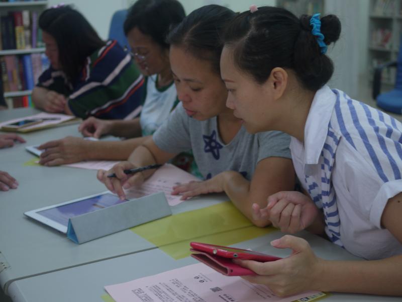 學員操作手機、平板上課花絮