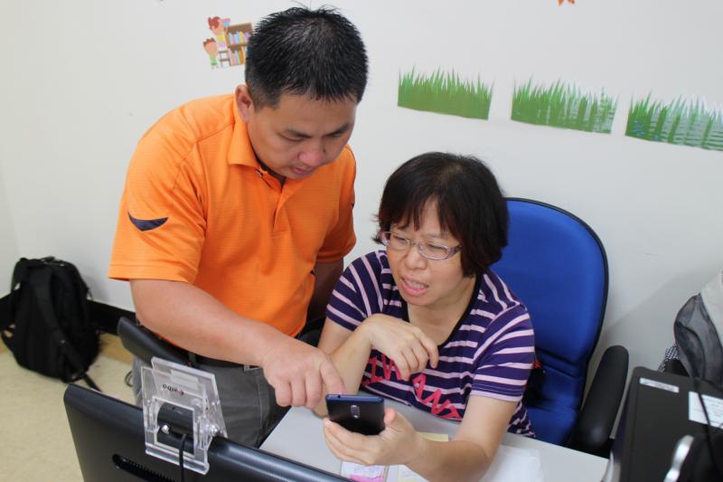 老師教導學員操作Line@