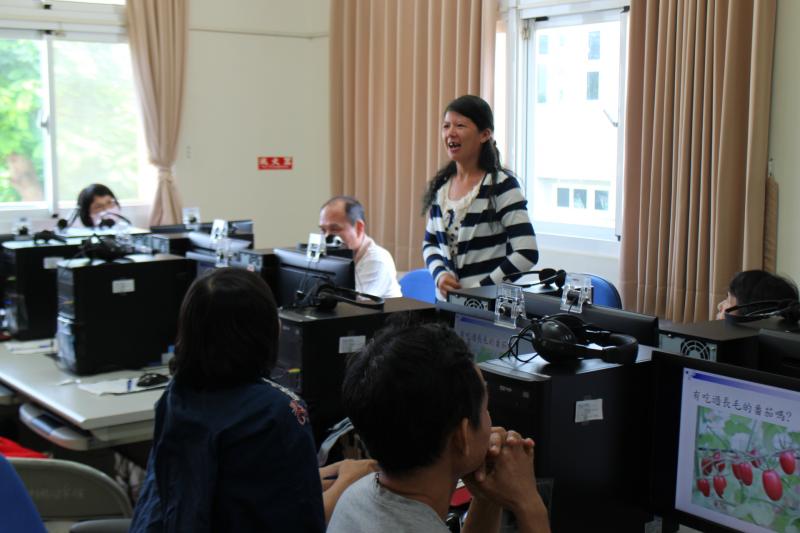 學員黃麗華向大家說明為什麼來上行銷課程