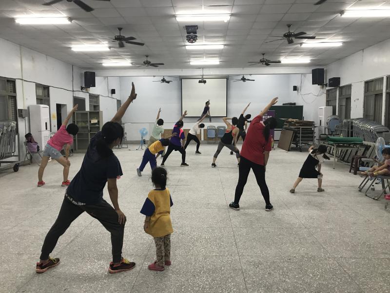 跟著平板一起舞動身體