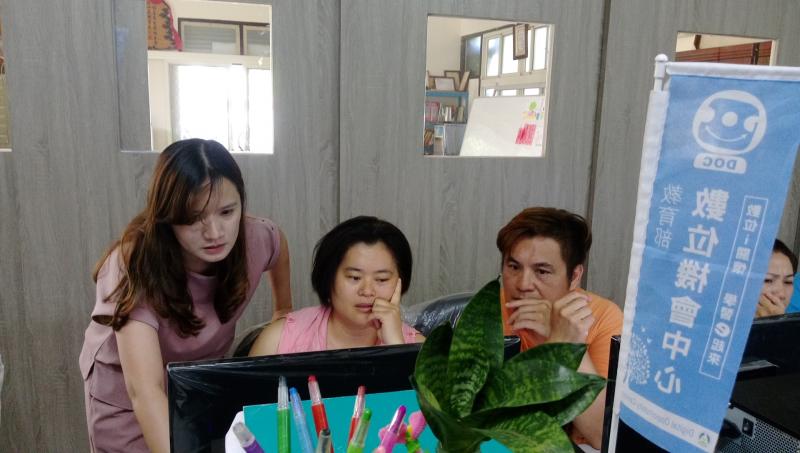 一對一協助學員解決問題、協助學員登入桌機APP