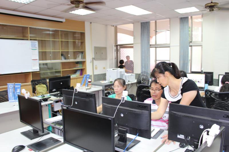 講師指導學員操作技巧