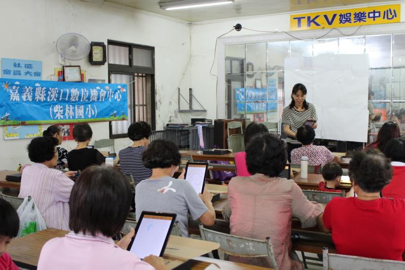 學員上課認真的聽老師講解