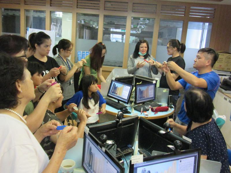 製作完成後的3D列印-口簧琴 講師與學員的教學與示範
