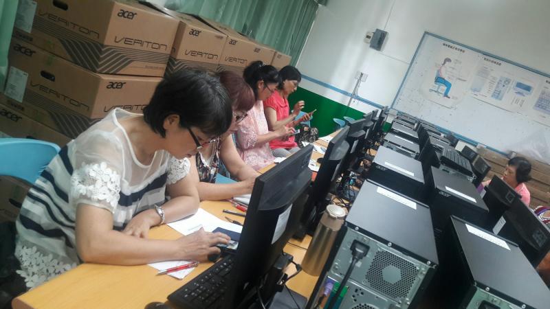 學員們認真學習與操作