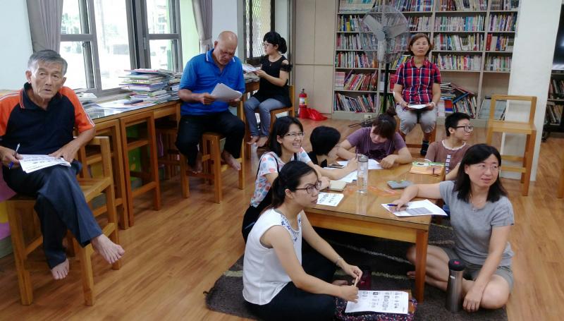 學員認真聽老師講解