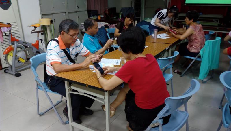 港東里的夫妻倆一起來上課