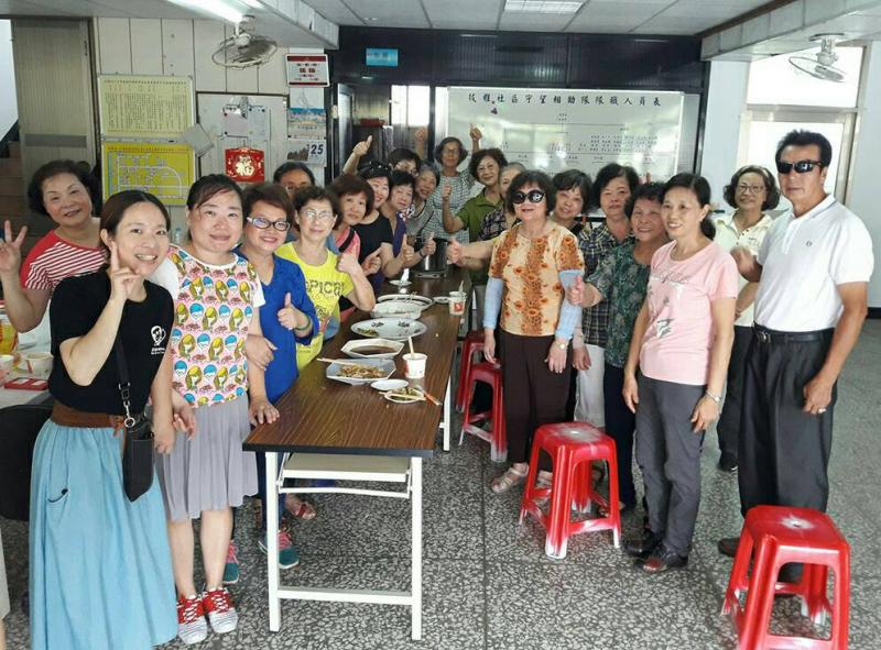 學員站在自己的料理旁邊拍合照