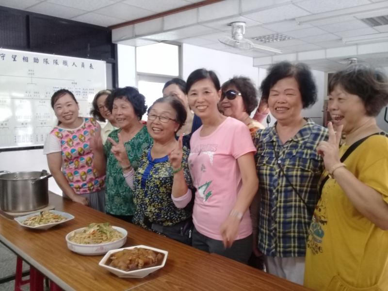 婆婆媽媽們很滿意自己的料理，每個人臉上都帶有著笑容。