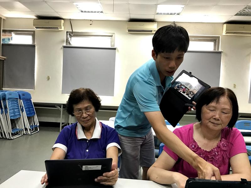 老師指導學員操作