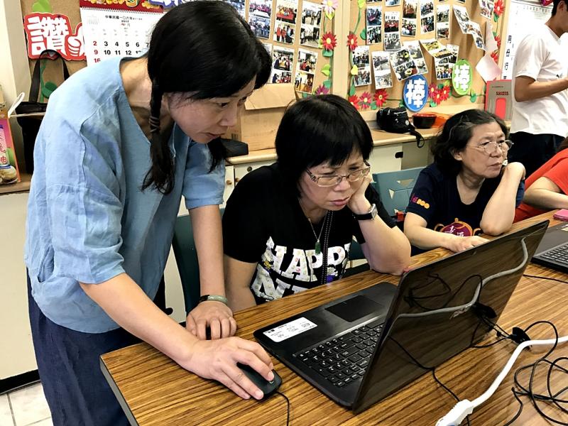 老師指導學員操作