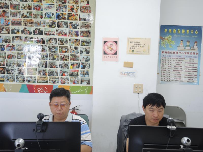 photoshop是一套非常專業軟體~  這兩位學員~真的PS高手中高手~