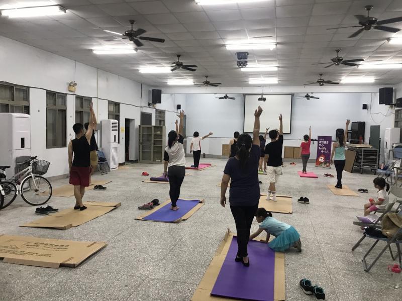 大家跟著平板一起做體操