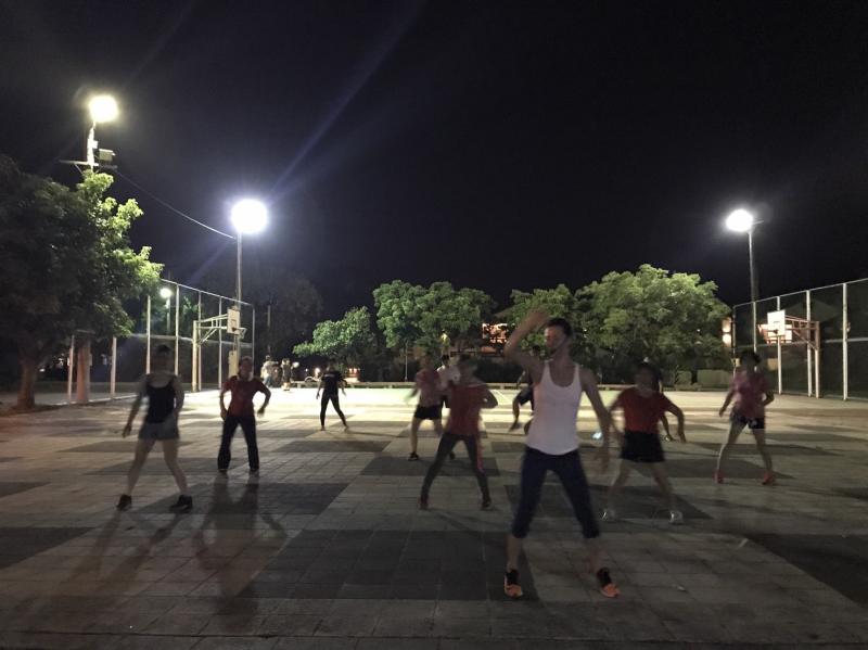 戶外天氣很好學員拿平板到戶外上課