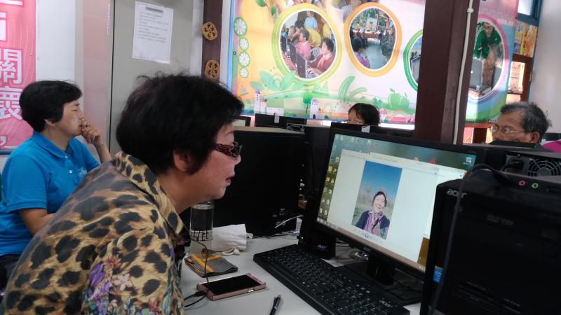 學員查看自己設計的背景圖。