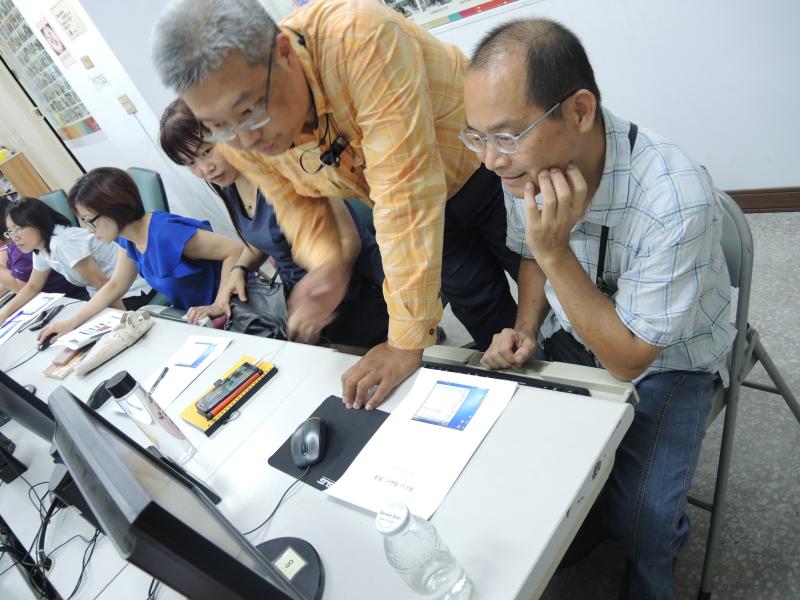 老師耐心一步步教導學員，完成影片編修、文字、音樂影片