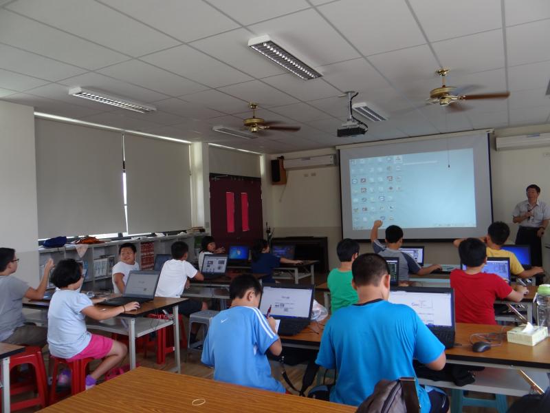 程式設計scratch體驗班課程開始，親子共學班，家長與學生一同聽課。