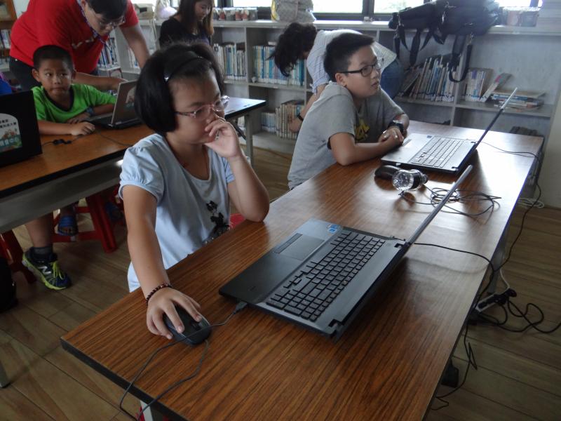 學生認真設計程式中。