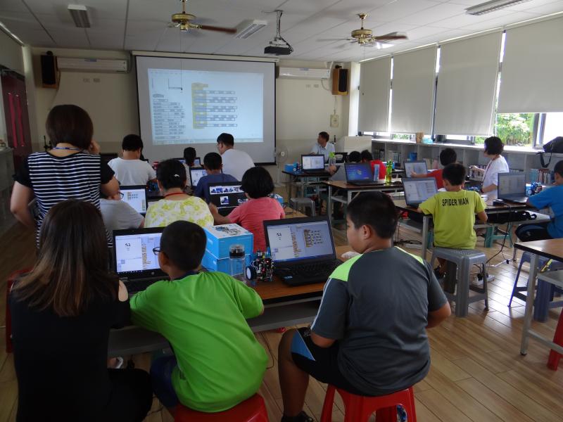 學員們認真實作，設計小遊戲花䋈。