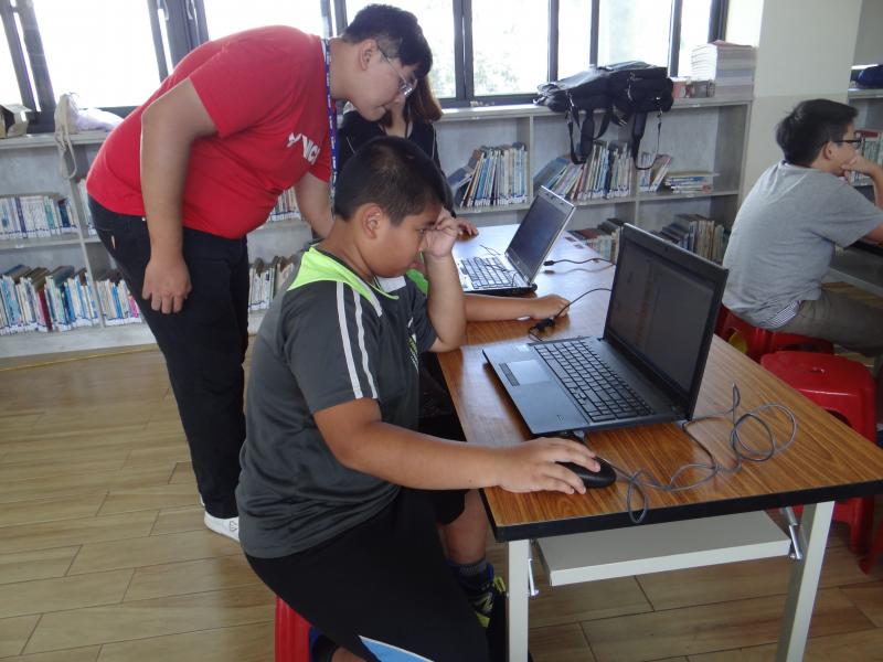 對於有興趣的程式設計課，學生認真實作中。