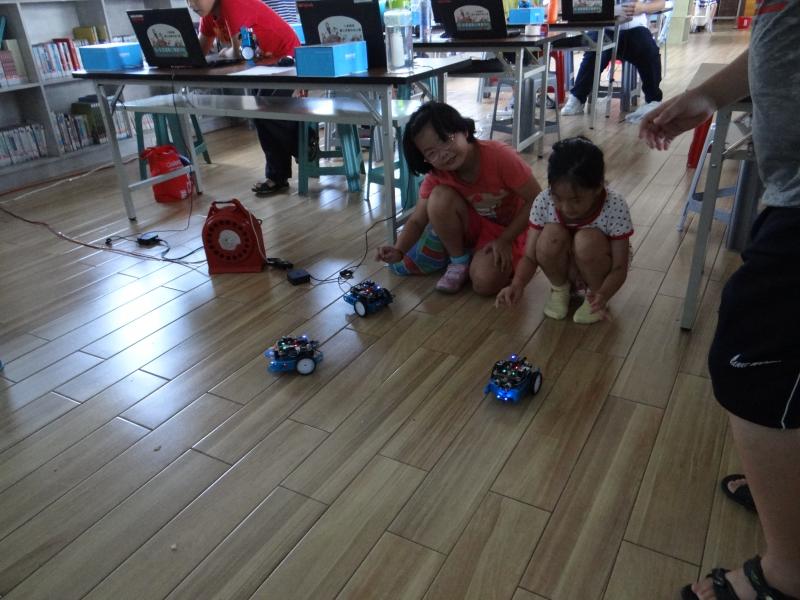 親子共學-mBlock 程式編輯課程成功，學員們都成功使用電腦控制機器車。