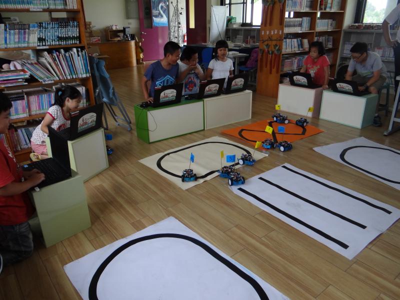 利用筆電上的程式，控制自己的車子，練習讓車子行走在路線上。