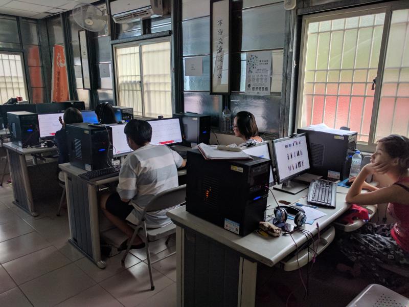 1.練習歌曲調整歌詞及曲調  2.混音調整