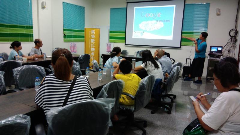 安琪老師為大家說明課程內容