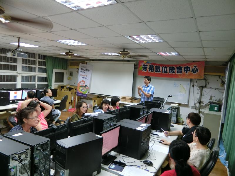 講師認真地講解