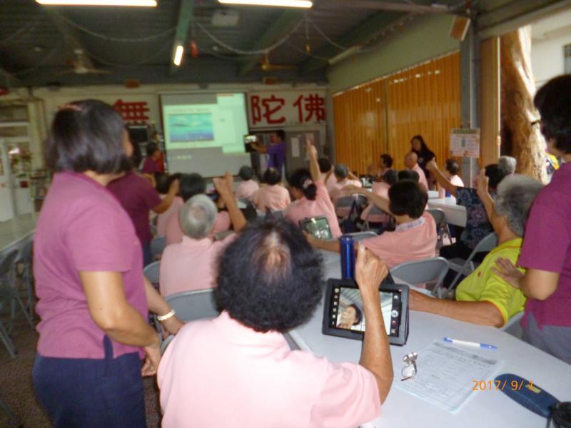 學員學習使用平板電腦課程照片