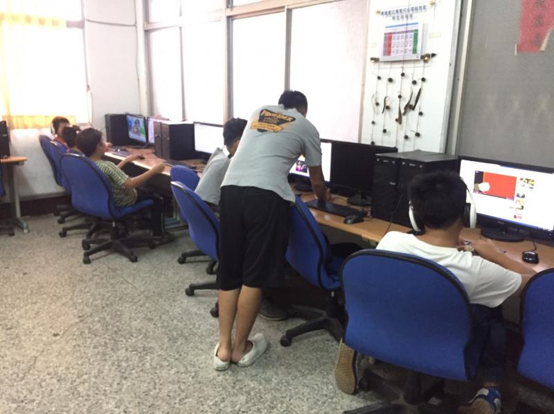 老師協助學員上機操作